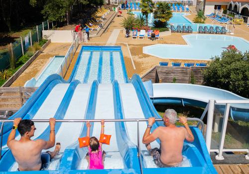 Toboggans et piscine extérieure au Bois Dormant