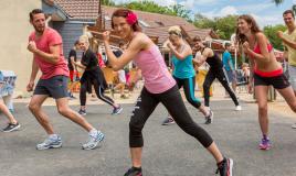 Cours de fitness aérobic au camping Les Pierres Couchées