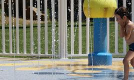 Jeu d'eau au camping Les Pierres Couchées