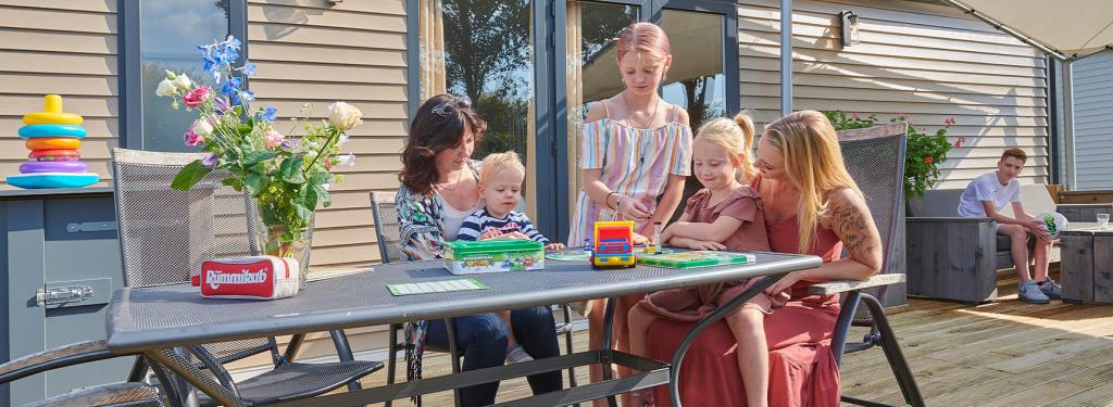 Famille sur la terrasse de son mobil home au camping de Meerwijck aux Pays-Bas