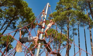 Pyramide de cordes au camping Les Oyats 