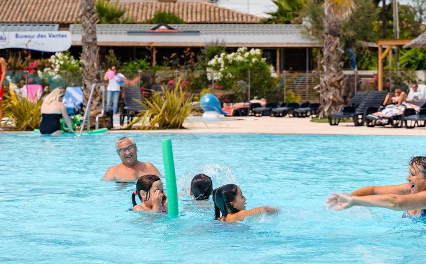 Piscine au camping Les Sables du Midi